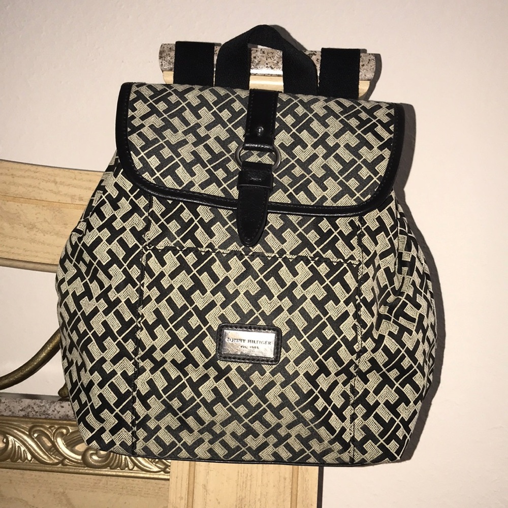Tommy Hilfiger Medium Signature Backpack - Picture 2 of 13